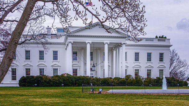 Вид головного входу до президентської резиденції Білого дому у Вашингтоні з фонтаном і парканом безпеки заліза на майданчику на передньому плані - Фото, зображення