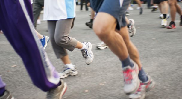 Marathon van start, schoenen loper geen gezicht - Foto, afbeelding