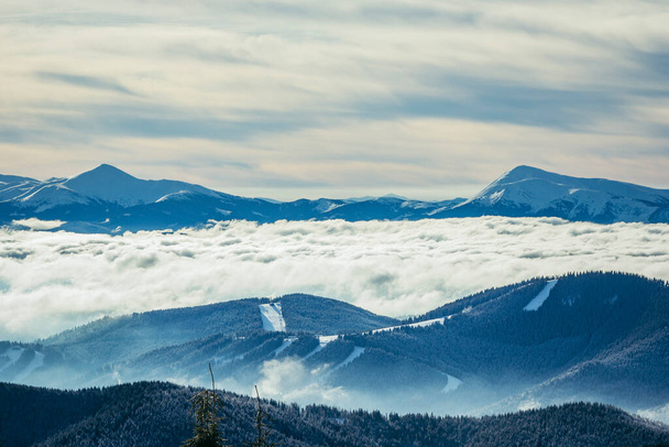 Lumen peittämä vuori matka - Valokuva, kuva