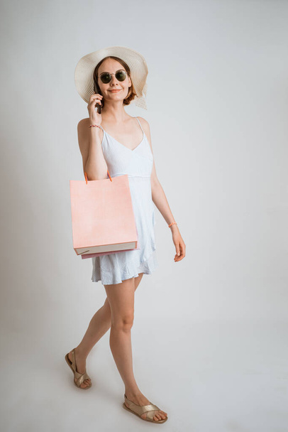 woman holding shopping bag and walk - Foto, Imagem