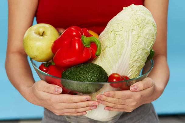 Свежие овощи в тарелке и женщина диета
  - Фото, изображение