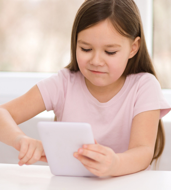 Girl using tablet - Photo, image