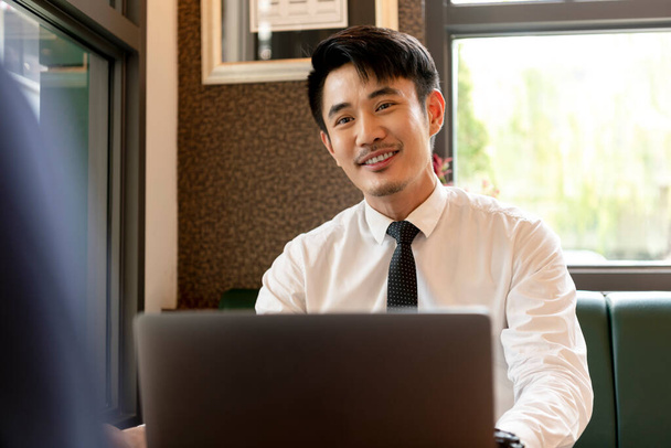 Ασιάτης επιχειρηματίας σε λευκό πουκάμισο συνέντευξη υποψήφιος με φορητό υπολογιστή. - Φωτογραφία, εικόνα