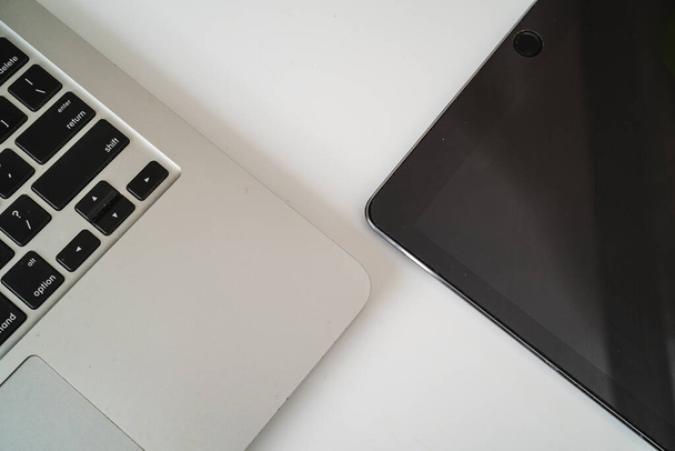 Composizione flat lay con laptop e tablet su sfondo bianco. Ministero degli Interni - Foto, immagini