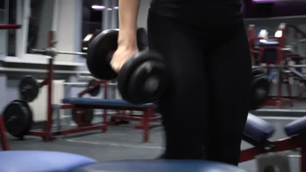 Vidéo de femme avec haltères dans la salle de fitness - Séquence, vidéo