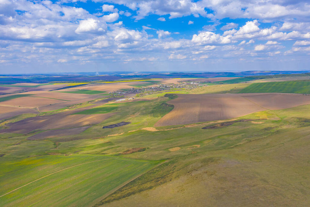 Campos de pastoreo y agricultura durante la primavera, vista aérea
 - Foto, imagen