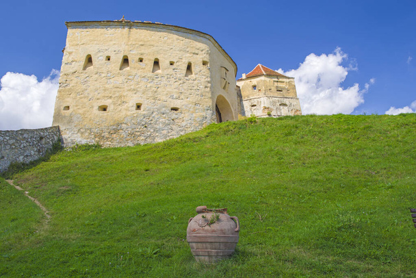Entrada histórica da cidadela, fortaleza medieval de Rasnov na Romênia. sistema defensivo
. - Foto, Imagem