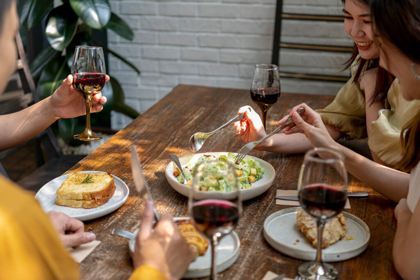Ludzie lubią posiłki z czerwonym winem. Impreza. Obiad lub brunch z winem w szklance. - Zdjęcie, obraz