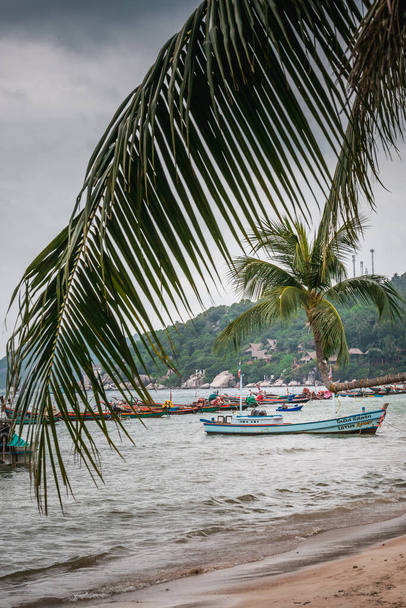 Barcos de cola larga en la playa Tailandia. Phuket, Tailandia - 27 de noviembre de 2017. - Foto, imagen