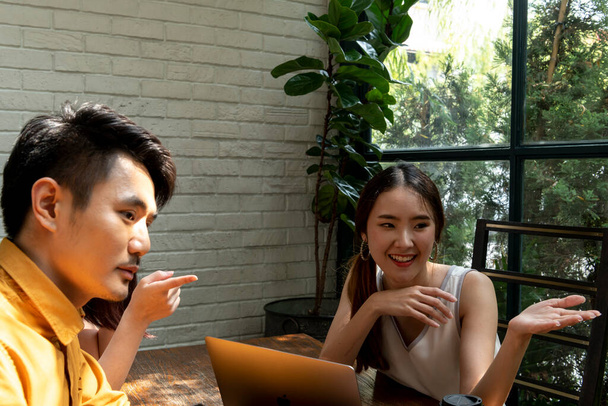 Grupo de personas asiáticas que trabajan junto con el ordenador portátil. Reunión del plan de negocios dentro de la cafetería
. - Foto, Imagen