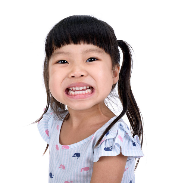 Asiatique petite fille sourire avec beutiful dents isolé sur fond blanc - Photo, image