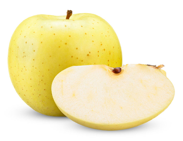 κίτρινο μήλο και φέτα απομονωμένη σε λευκό μονοπάτι κοπής μήλου - Φωτογραφία, εικόνα