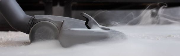 Panorâmica tiro de aspirador de pó com haste quente no tapete
  - Foto, Imagem