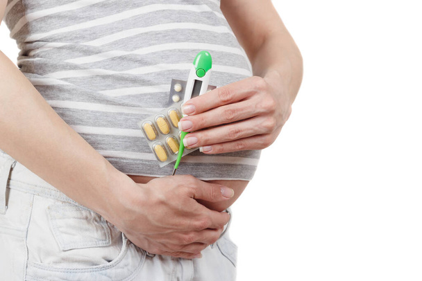 Mujer embarazada con diferentes pastillas en la mano, aislada
 - Foto, imagen