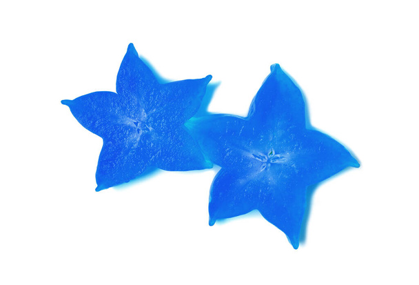 Estilo de arte pop surreal azul vívido colorido duas fatias de frutas frescas da estrela no fundo branco
 - Foto, Imagem