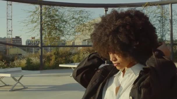 Portret van gemengde ras zwarte vrouwen in het park plezier hebben - Video
