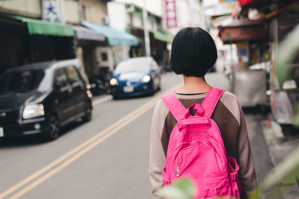 zadní pohled na putovní žena s taškou na tradičním trhu na Tchaj-wanu - Fotografie, Obrázek