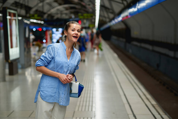 Νεαρή γυναίκα πορτρέτο στο μετρό - Φωτογραφία, εικόνα