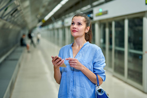 mladá žena s kabelkou ve stanici metra. - Fotografie, Obrázek