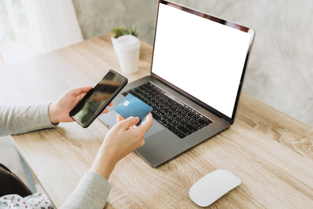 žena pomocí chytrého telefonu a kreditní karty pro nakupování online v kavárně - Fotografie, Obrázek