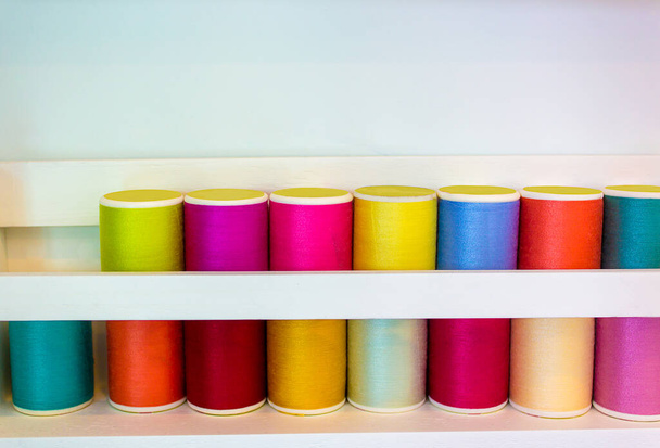 Bunte Garnspulen für die Stoff- und Textilindustrie mit Kopierraum - Foto, Bild