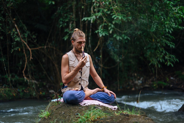 レイプ儀式や自然の中で瞑想.シャーマンの伝統 - 写真・画像