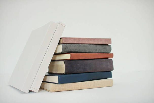 Stapel von Büchern auf weißem Hintergrund - Foto, Bild