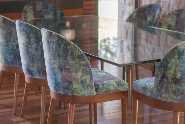 detalle de una mesa de vidrio con una silla en una casa - Photo, image