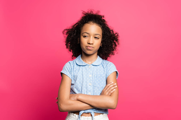 pensive cute curly african american kid with crossed arms isolated on pink - Fotografie, Obrázek