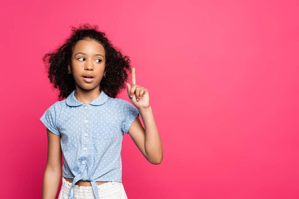 cute curly african american kid showing idea gesture isolated on pink - Фото, зображення