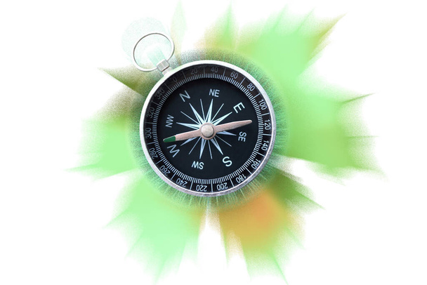 kruhový kompas na pozadí žlutého podzimního javorového listu jako symbol cestovního ruchu s kompasem na podzim, cestování s kompasem na podzim a venkovní aktivity s kompasem na podzim - Fotografie, Obrázek
