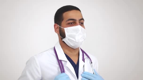 A medical student is photographed on a white background - Filmagem, Vídeo
