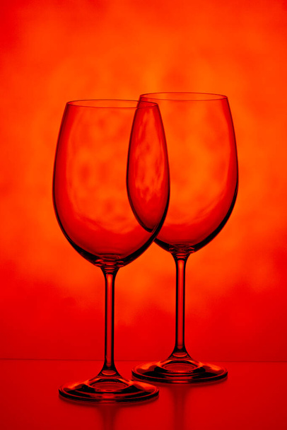 Dos copas de vino sobre fondo rojo
 - Foto, imagen