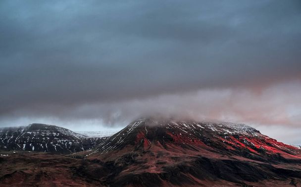 Al amanecer, una montaña con las primeras nieves de otoño en Islandia
 - Foto, imagen