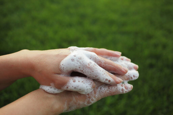Se laver les mains en frottant avec du savon pour prévenir le virus de la couronne, l'hygiène pour arrêter la propagation du coronavirus. Mort aux germes. Assurez-vous que les microbes n'ont aucune chance. Photo de haute qualité - Photo, image