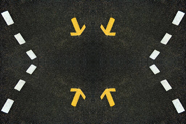 φωτεινό λευκό βέλος κατεύθυνση και μια νέα μαύρη καθαρή άσφαλτο οδόστρωμα με κίτρινη λωρίδα σημάνσεις - Φωτογραφία, εικόνα