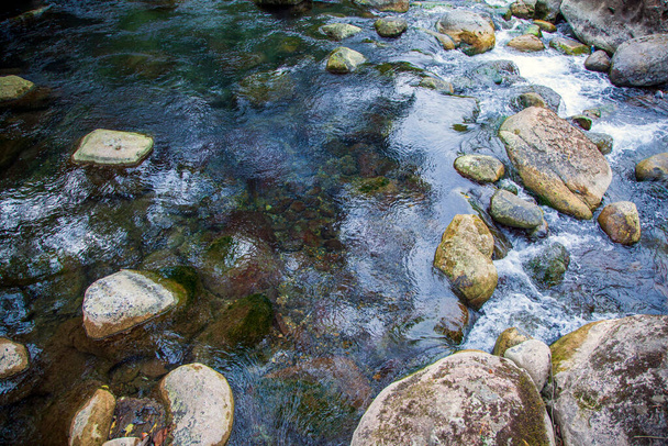 Кристально чистая горная вода Blue Pools в Национальном парке Фонгн - Кебанг. Чистая и чистая родниковая вода с гор.  - Фото, изображение