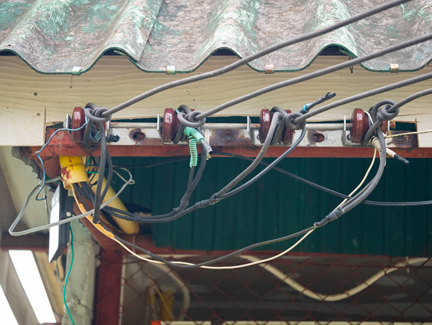 высоковольтные линии электропередач под крышей
 - Фото, изображение