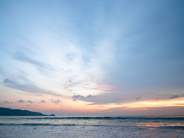 bellissimo sfondo colorato cielo crepuscolo e spiaggia di mare - Foto, immagini
