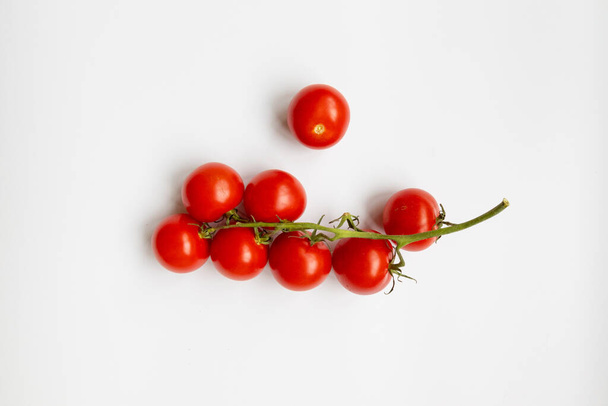 Świeże surowe pomidory z kroplą wody izolowane na białym tle, widok z góry, płaskie układanie - Zdjęcie, obraz