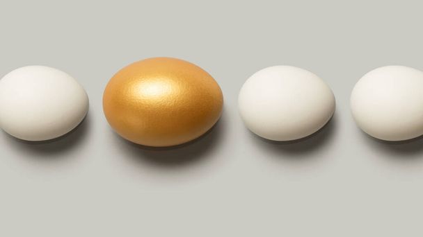 Pojem individualita, exkluzivita, lepší volba. Jedno zlaté vejce mezi bílými vejci. Horní pohled. - Fotografie, Obrázek