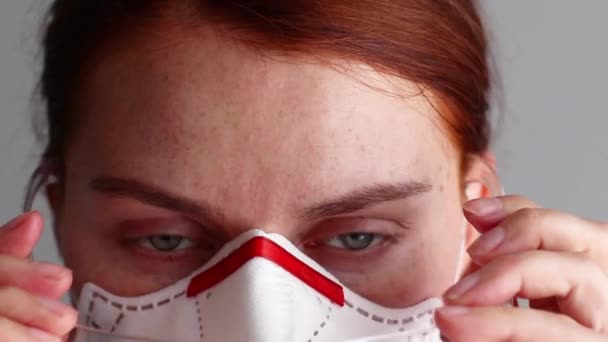 Detailní záběr ženy nosit osobní ochranné obleky, brýle, masky a rukavice pro dezinfekci a dekontaminaci na veřejném místě snížit šíření nemocí během krize covid-19. - Záběry, video