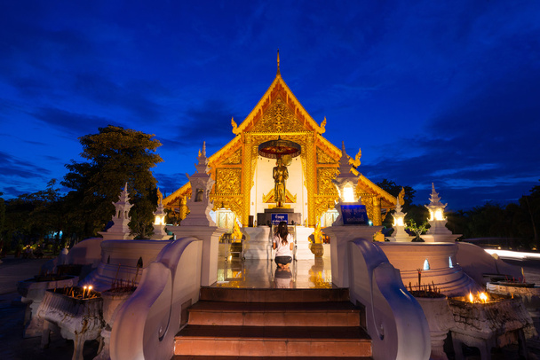 チェンマイ、タイで夕暮れ時に四千寺 - 写真・画像