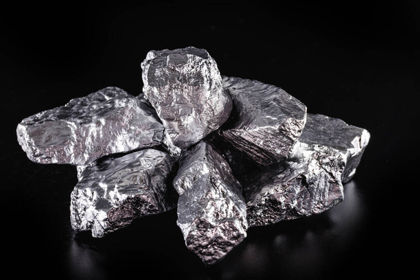 Élément / Germanium Germanium est un élément chimique avec le symbole Ge, minerai d'argent. - Photo, image