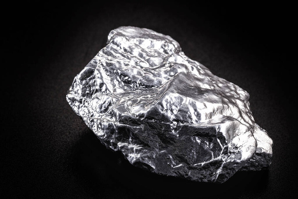Échantillon élémentaire chromé isolé sur fond noir, concept d'exploitation minière et de pierres précieuses. - Photo, image