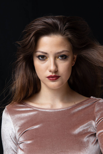 Beauty portret van een meisje met make-up met rode lippen - Foto, afbeelding