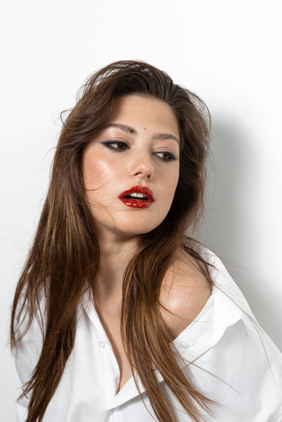 Ομορφιά πορτρέτο ενός κοριτσιού με μακιγιάζ με κόκκινα χείλη - Φωτογραφία, εικόνα