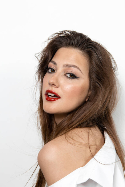 Schönheitsporträt eines Mädchens mit Make-up und roten Lippen - Foto, Bild
