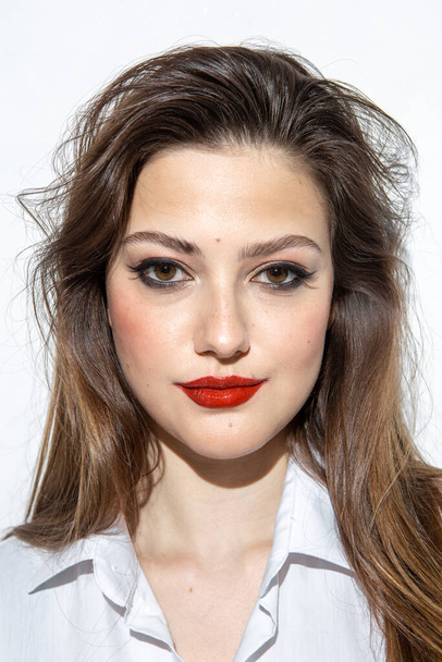 Schönheitsporträt eines Mädchens mit Make-up und roten Lippen - Foto, Bild