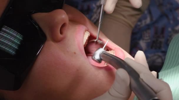 Young woman at dental clinic - Video, Çekim